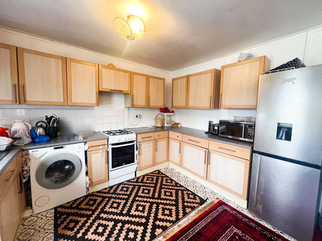Property photo 3 of 8 Sutton Rd Ig11