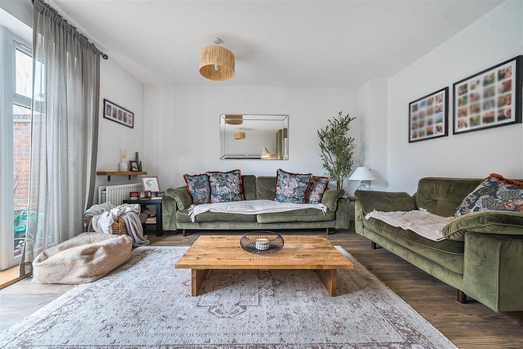 Property photo 3 of 19 1414548-4-698Cac012207F.Jpg