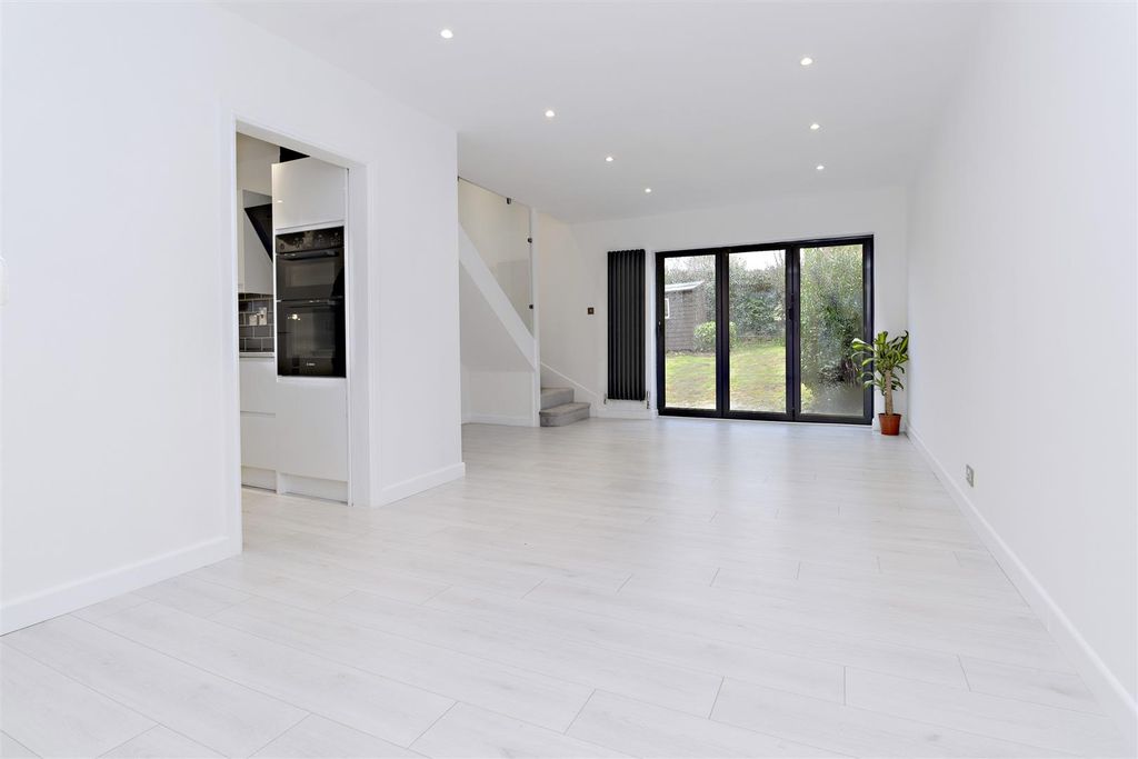 Property photo 1 of 16 Lounge