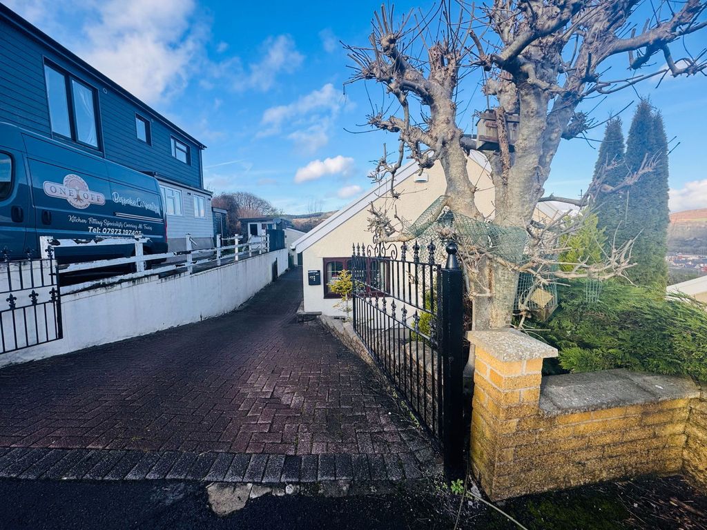 Property photo 2 of 42