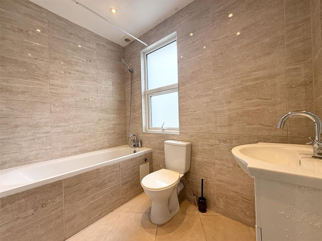 Property photo 3 of 10 Bathroom.Jpg