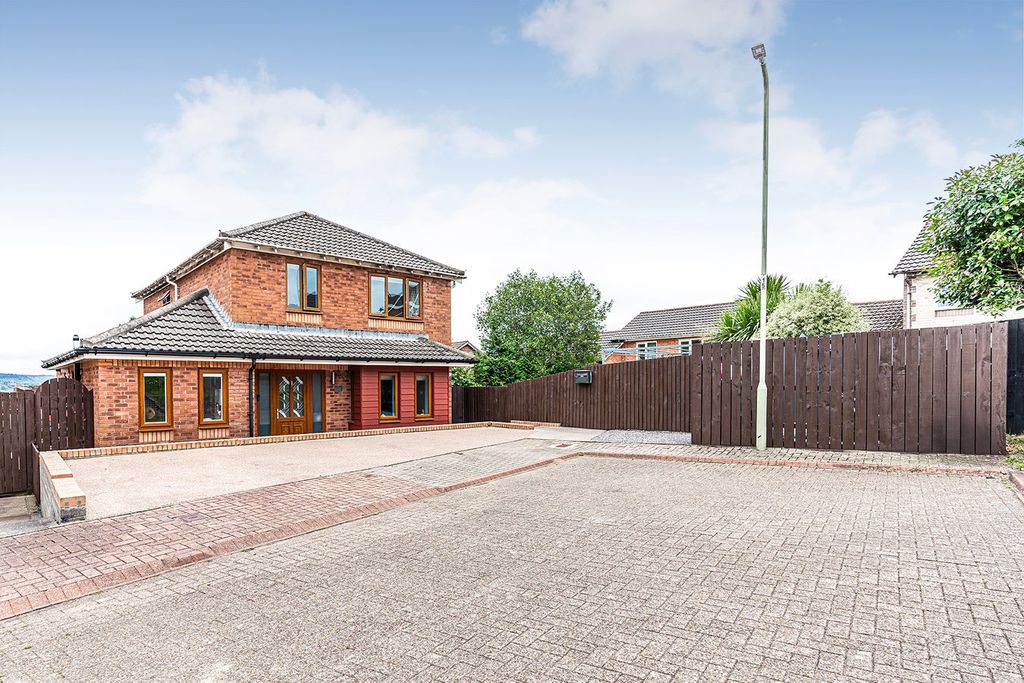 Property photo 1 of 33