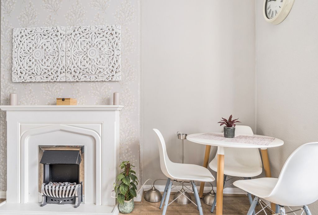 Property photo 1 of 9 1362175-18-68De8A...