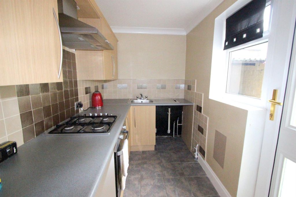 Property photo 2 of 8 Kitchen