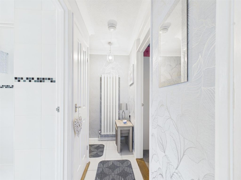 Property photo 2 of 10 Entrance Hall