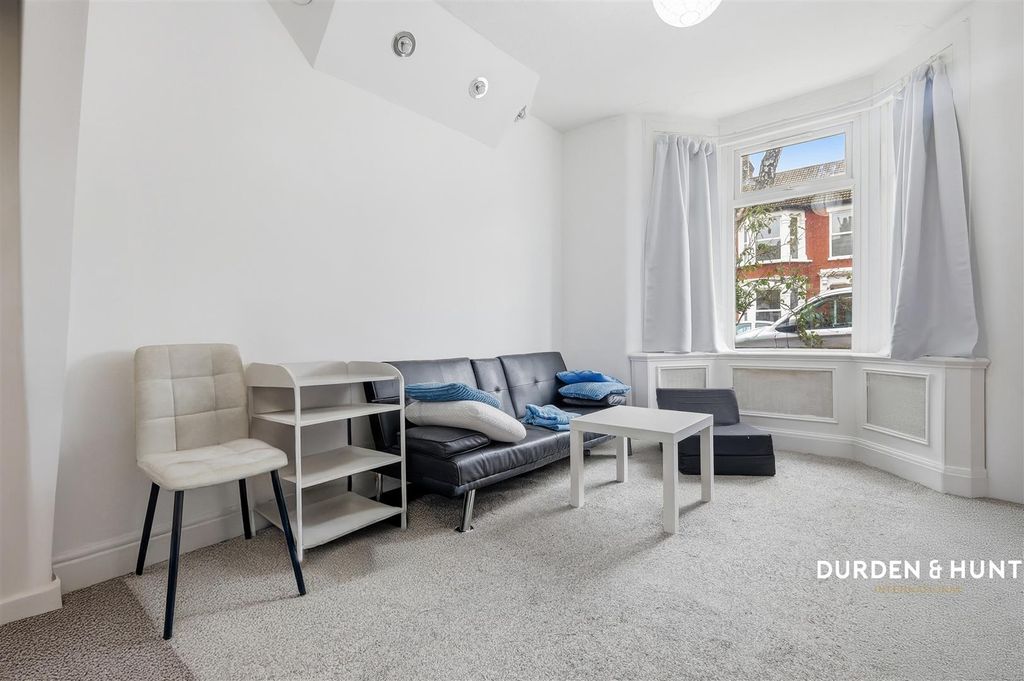 Property photo 3 of 25 Grosvenor Road