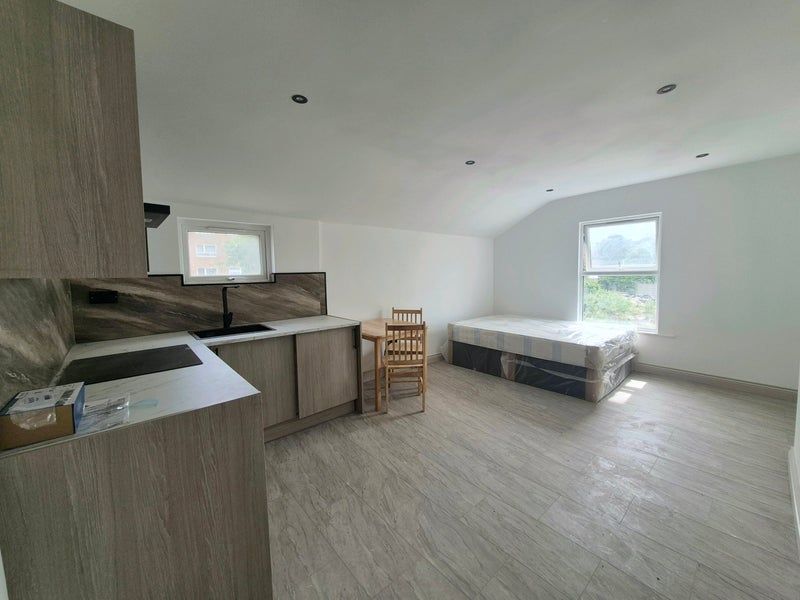Property photo 1 of 8 Studio Flat In Hendon/Station Road