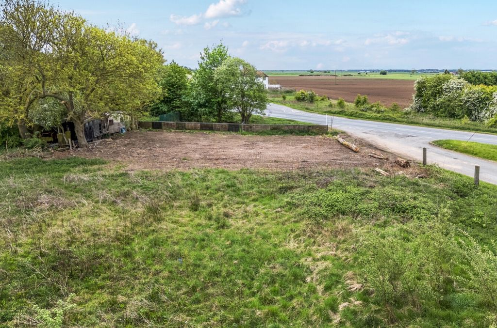 Property photo 3 of 16 8-681E120d22715-1287013-Dng-8-1