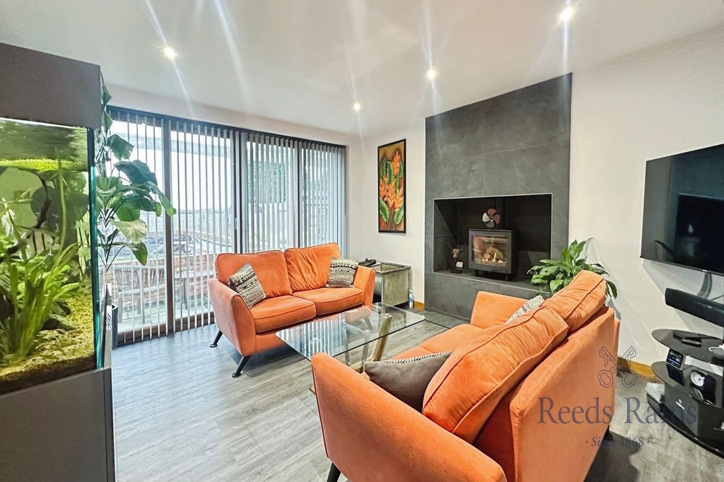 Property photo 2 of 25 Lounge