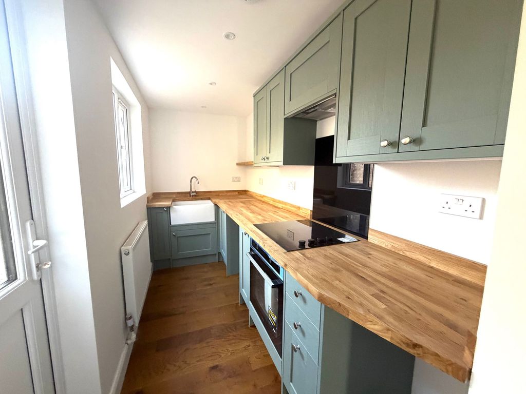 Property photo 3 of 11 Kitchen