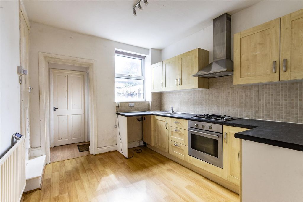 Property photo 3 of 8 Kitchen