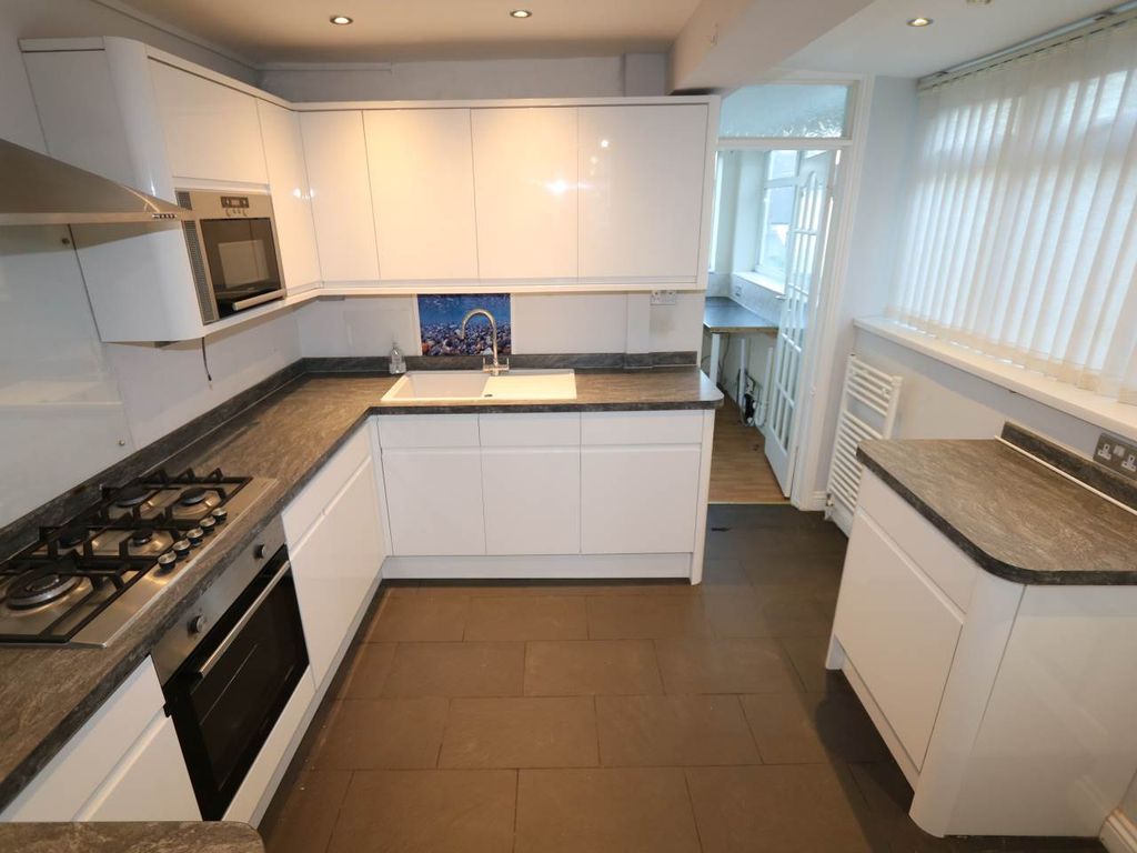 Property photo 2 of 11 Kitchen