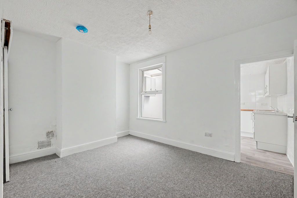 Property photo 3 of 12 Photo 9