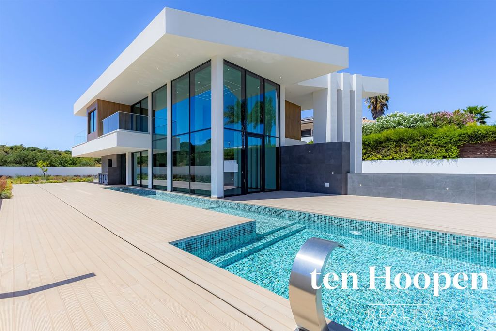 Property photo 1 of 57 3+1 Bedroom Villa - Porto De Mós - Lagos