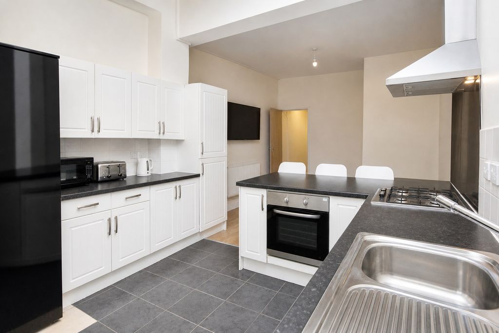 Property photo 1 of 11 Approach