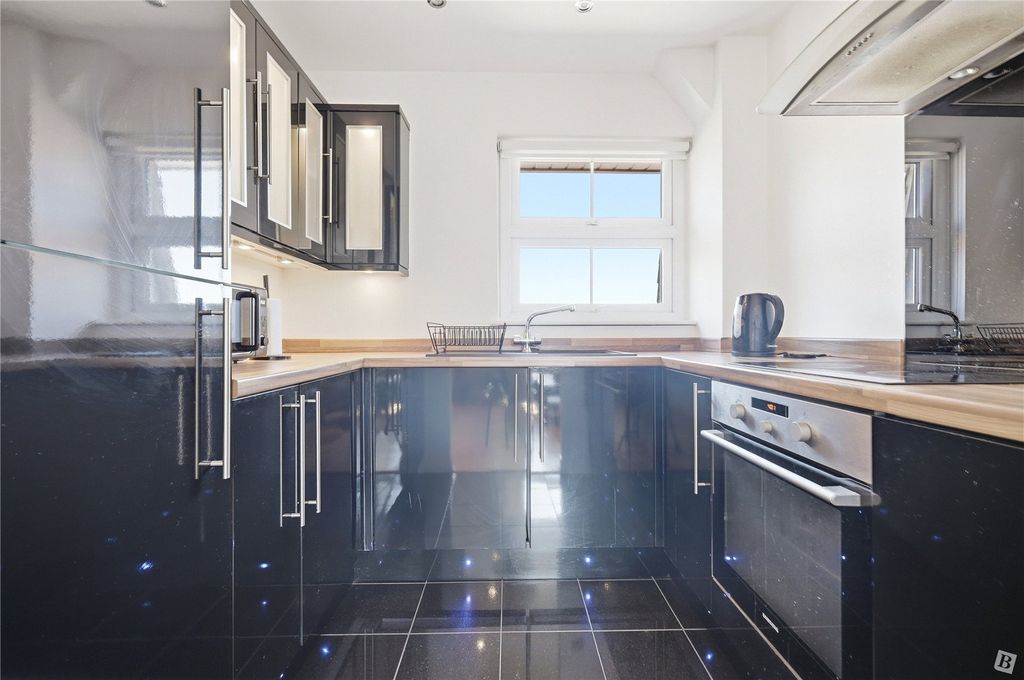 Property photo 3 of 9 Kitchen