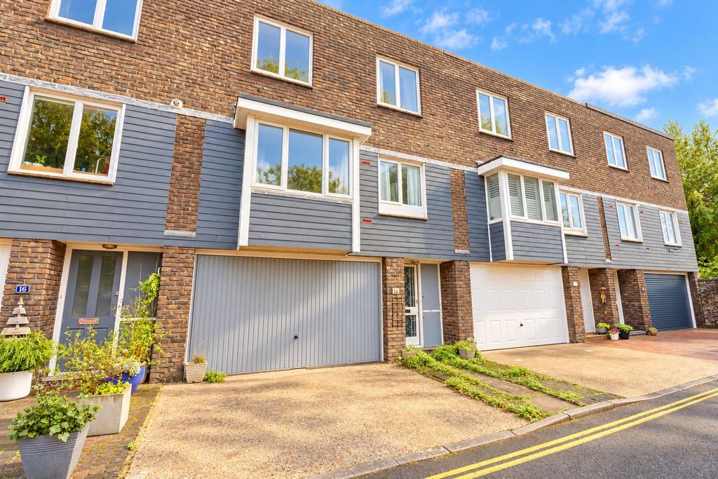 Property photo 1 of 21 Sunny Modern Townhouse Row.Png