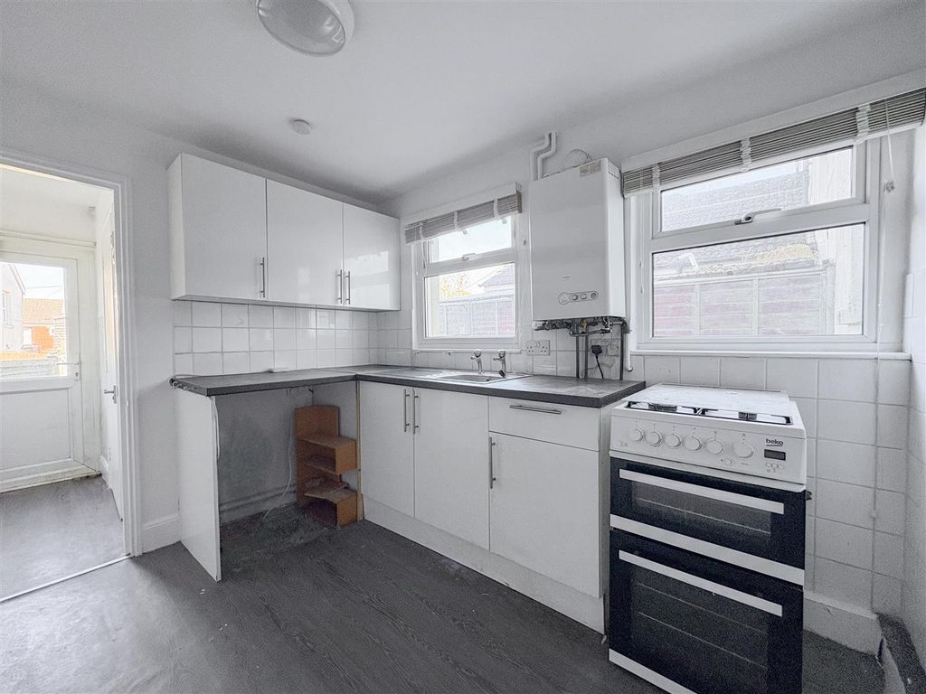 Property photo 3 of 18 Kitchen