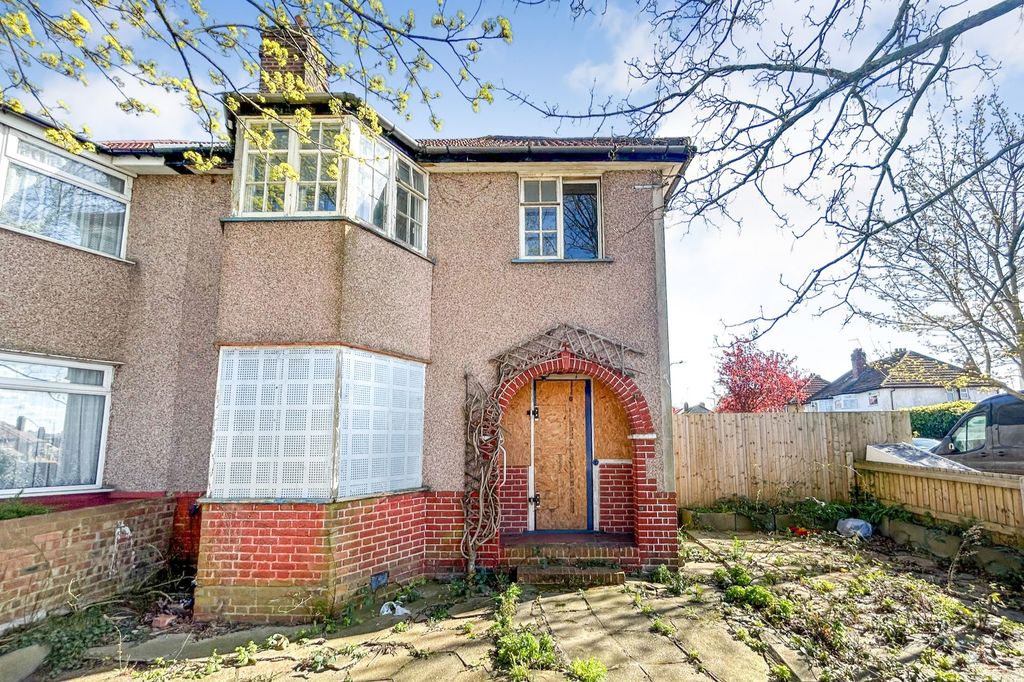 Property photo 1 of 17 8 Crest Road, Brent, London Nw2 7Lu
