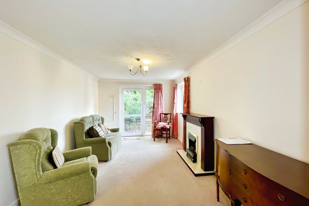 Property photo 3 of 12 Lounge
