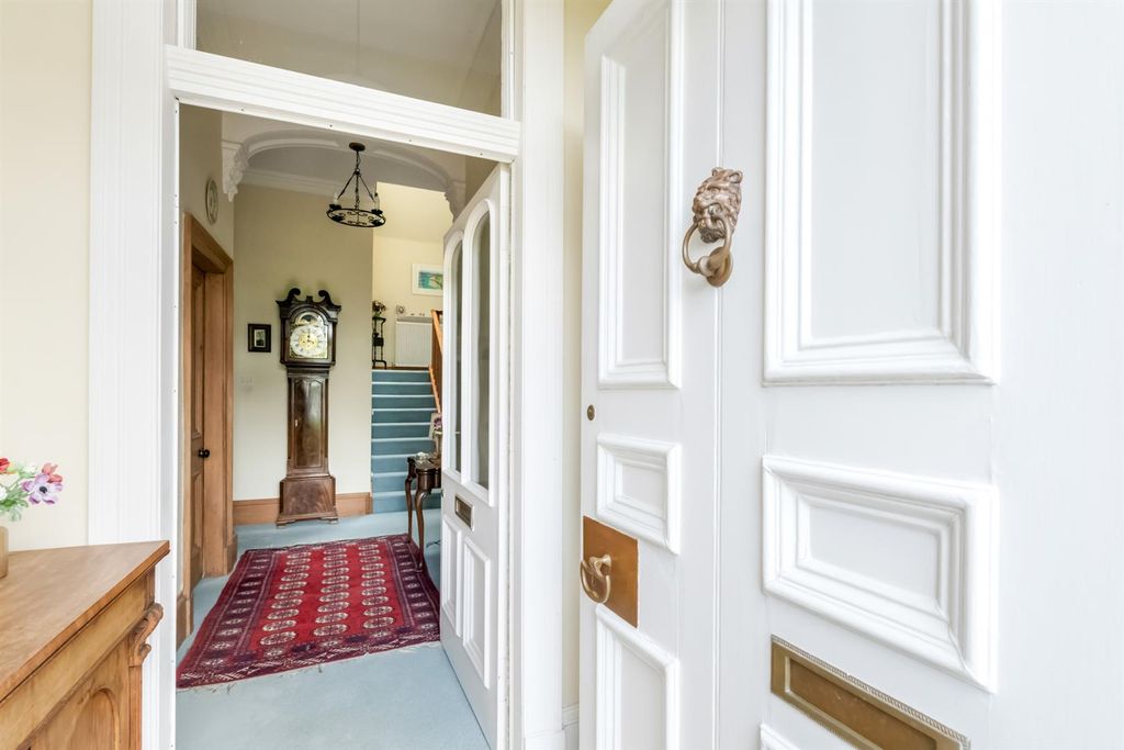 Property photo 2 of 42 Vestibule