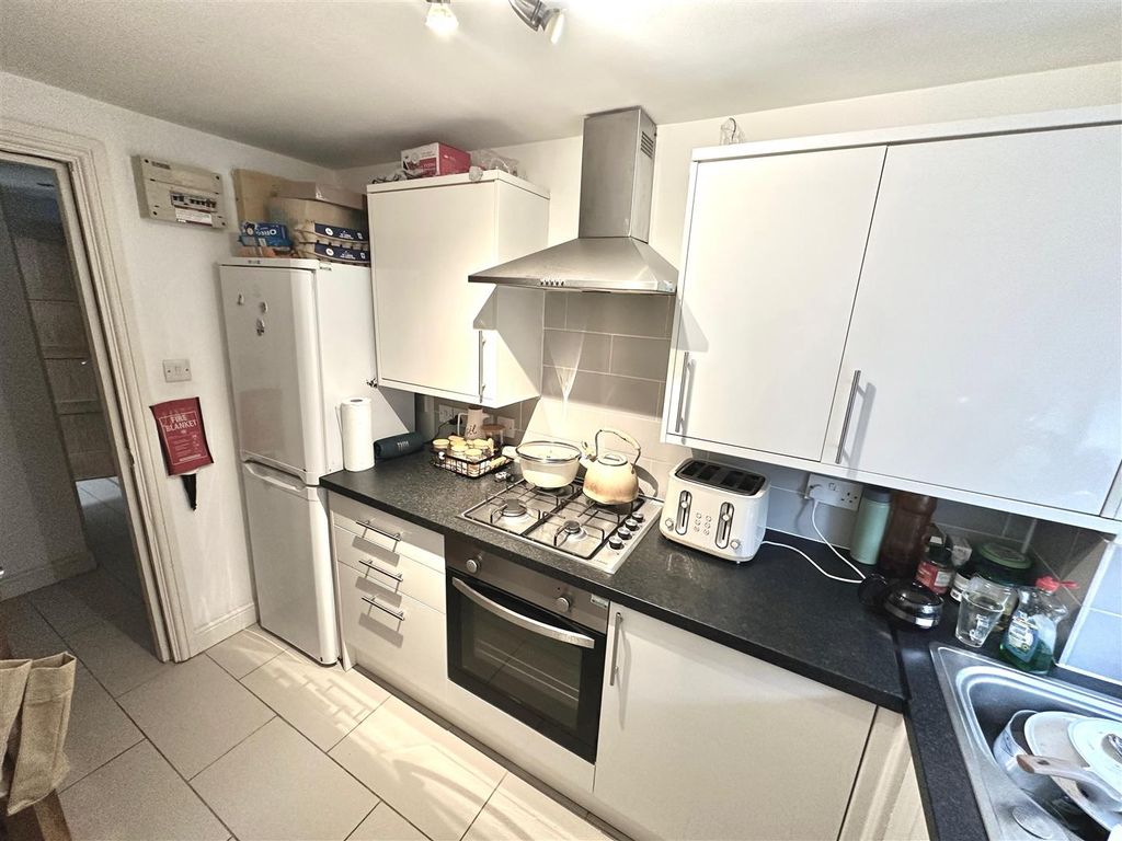 Property photo 3 of 11 Kitchen