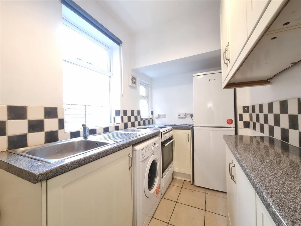 Property photo 2 of 9 Fitted Kitchen