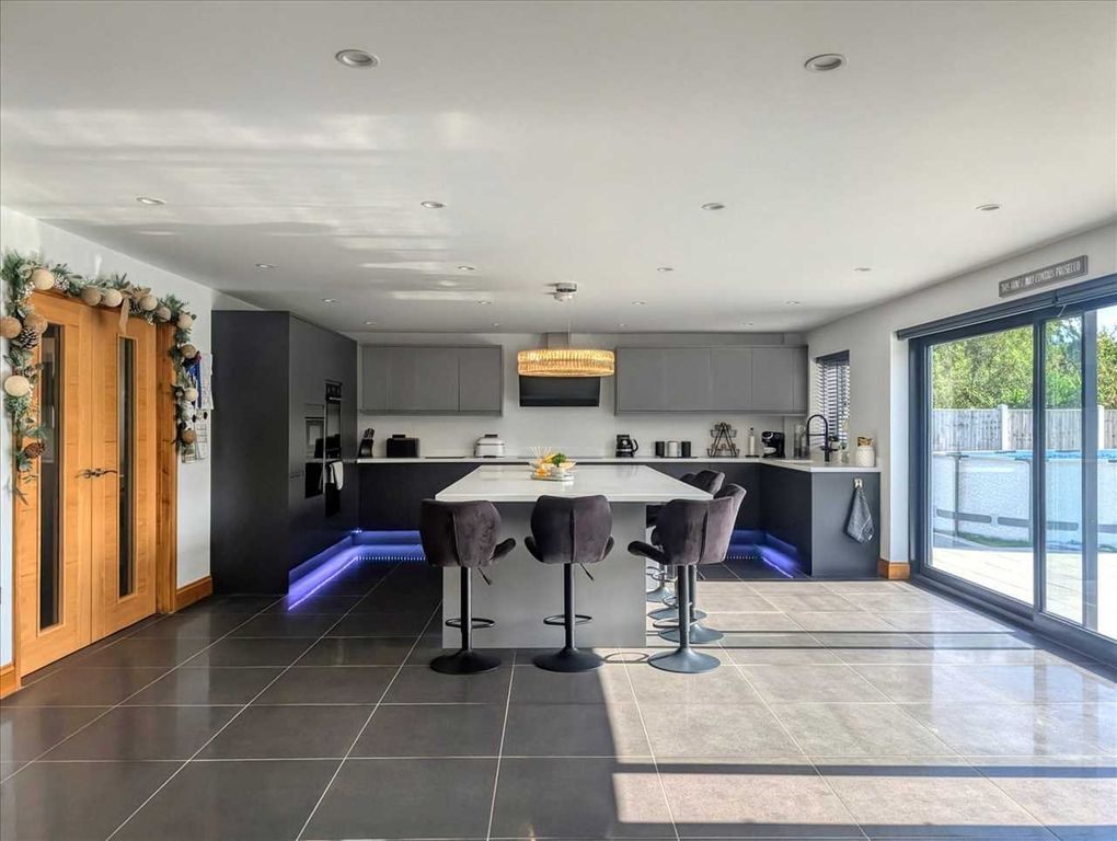 Property photo 2 of 33 Kitchen