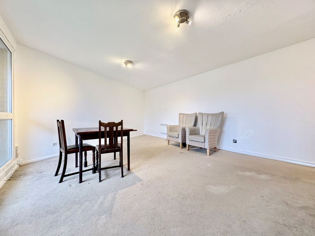 Property photo 2 of 11 Bathroom