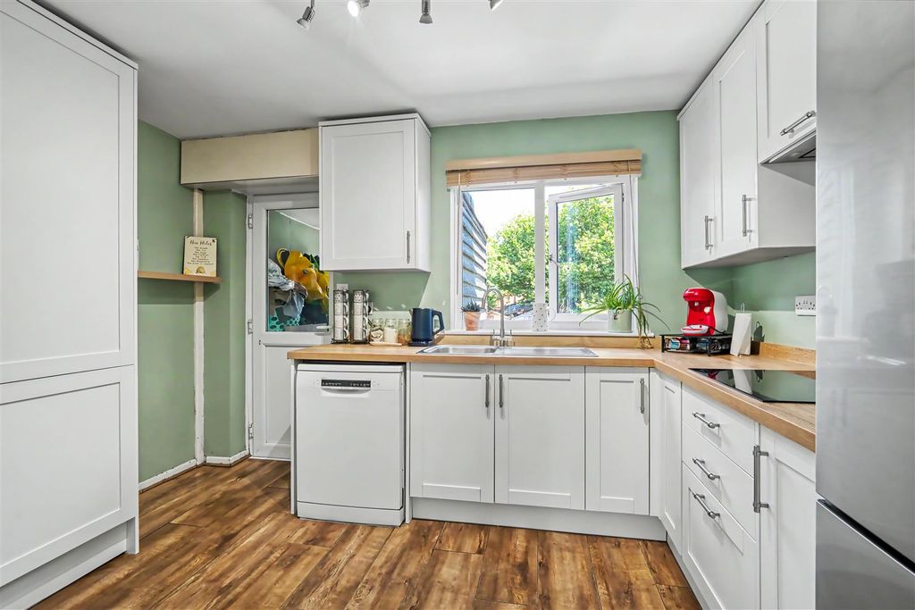 Property photo 2 of 9 Kitchen