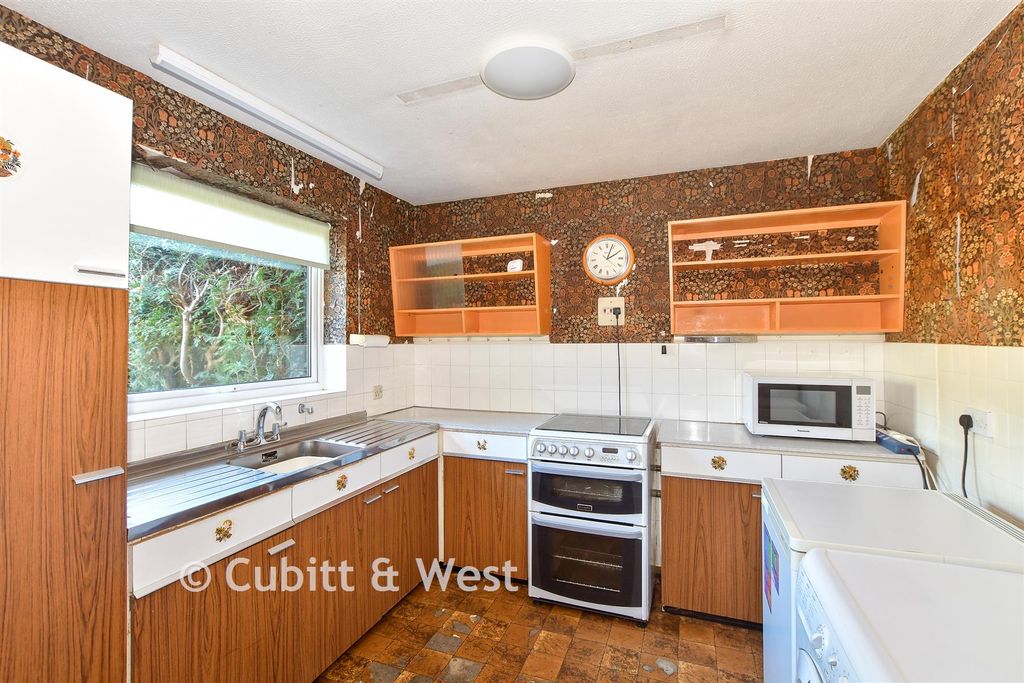Property photo 3 of 12 Kitchen
