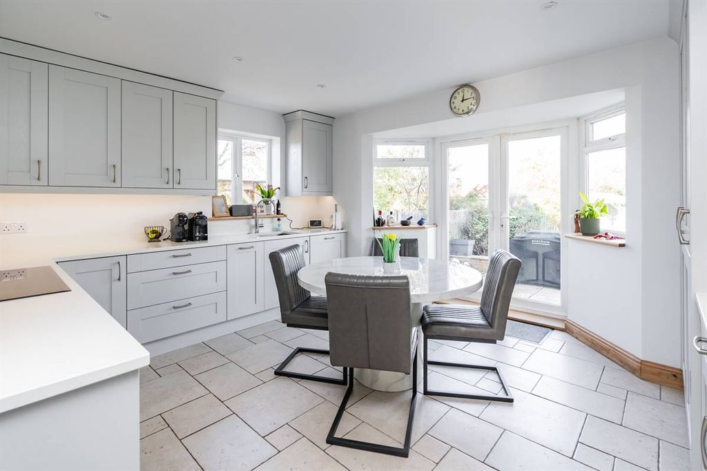 Property photo 2 of 31