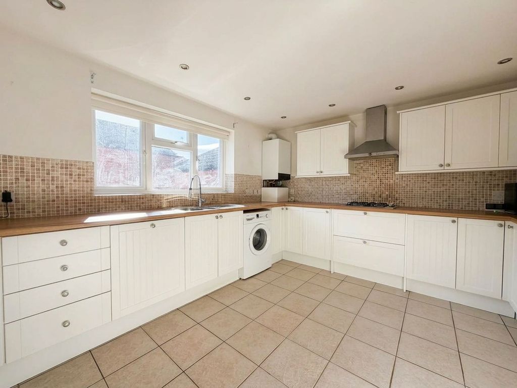 Property photo 2 of 10 Kitchen