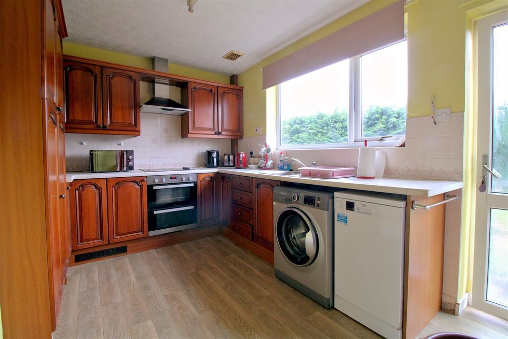 Property photo 3 of 10 Kitchen