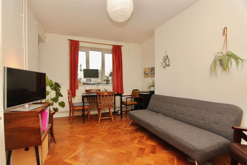 Property photo 2 of 15 Gaskin House, N16