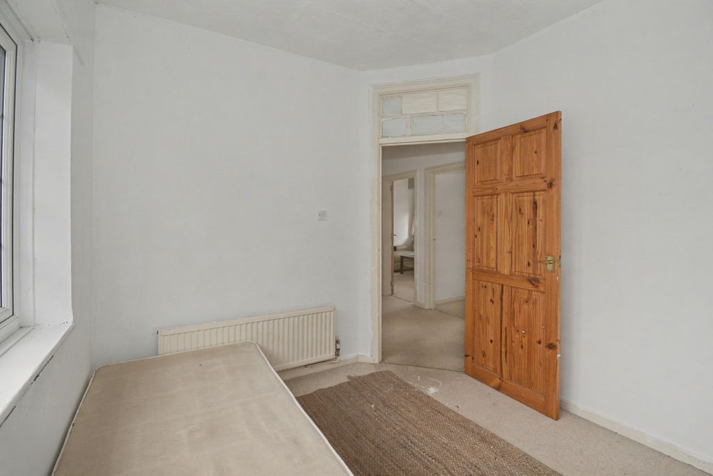 Property photo 3 of 16 Flat 23 Gainsborough Court, Nether Street, London N12 8Ae
