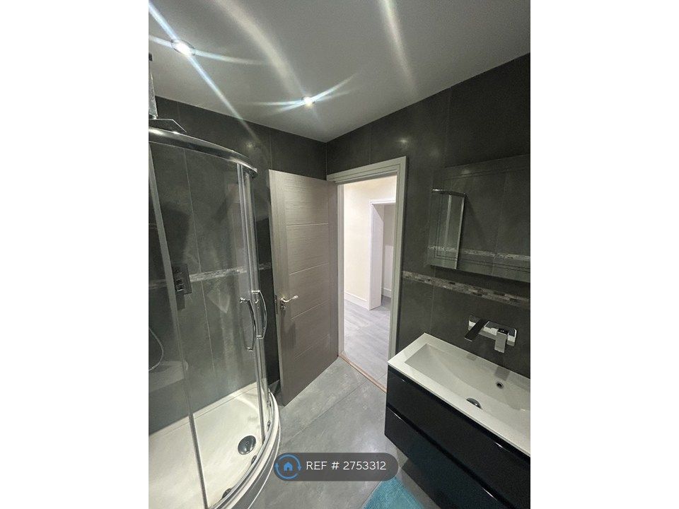 Property photo 3 of 10 Bathroom