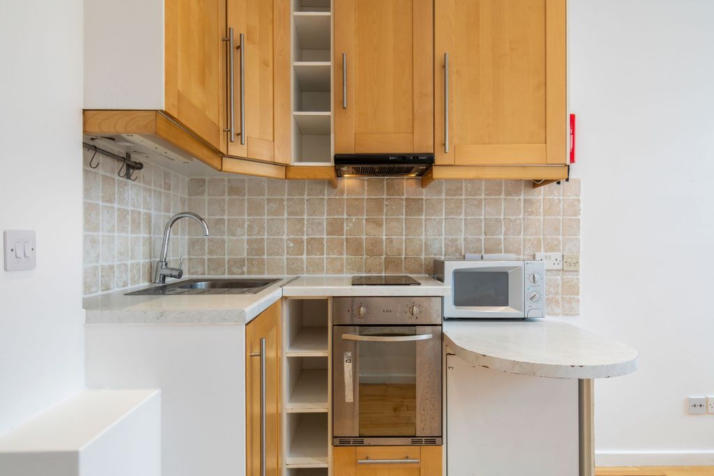 Property photo 2 of 10 Kitchen