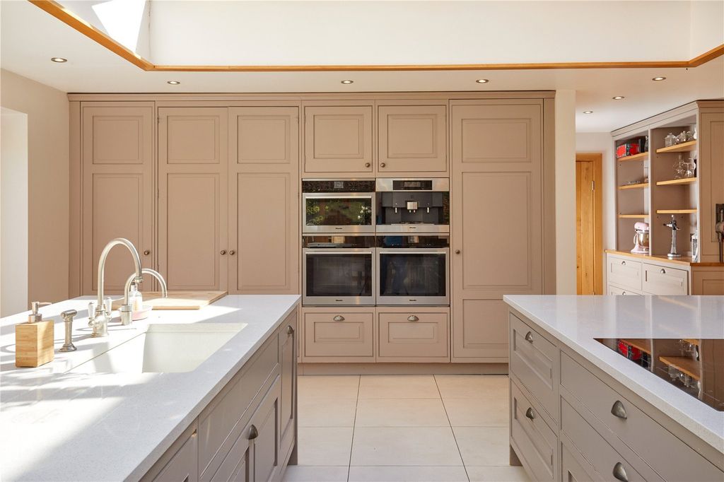 Property photo 3 of 15 Kitchen/Breakfast