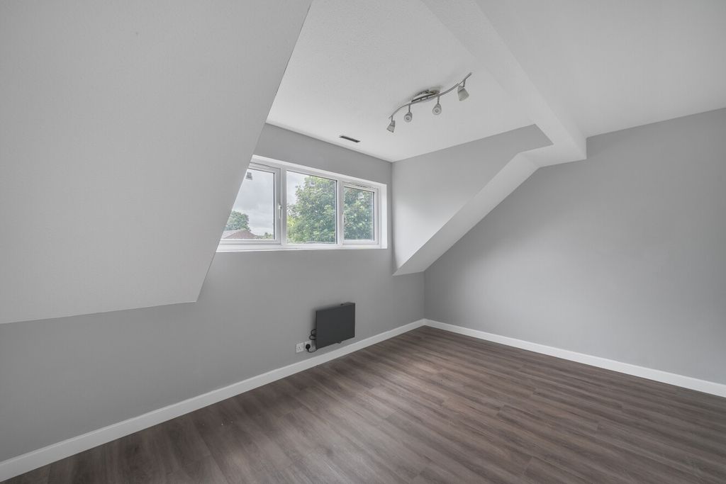 Property photo 3 of 11 1472067-14-6A216F...