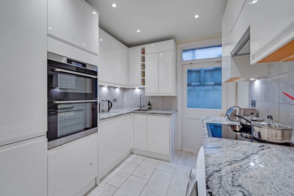 Property photo 3 of 11