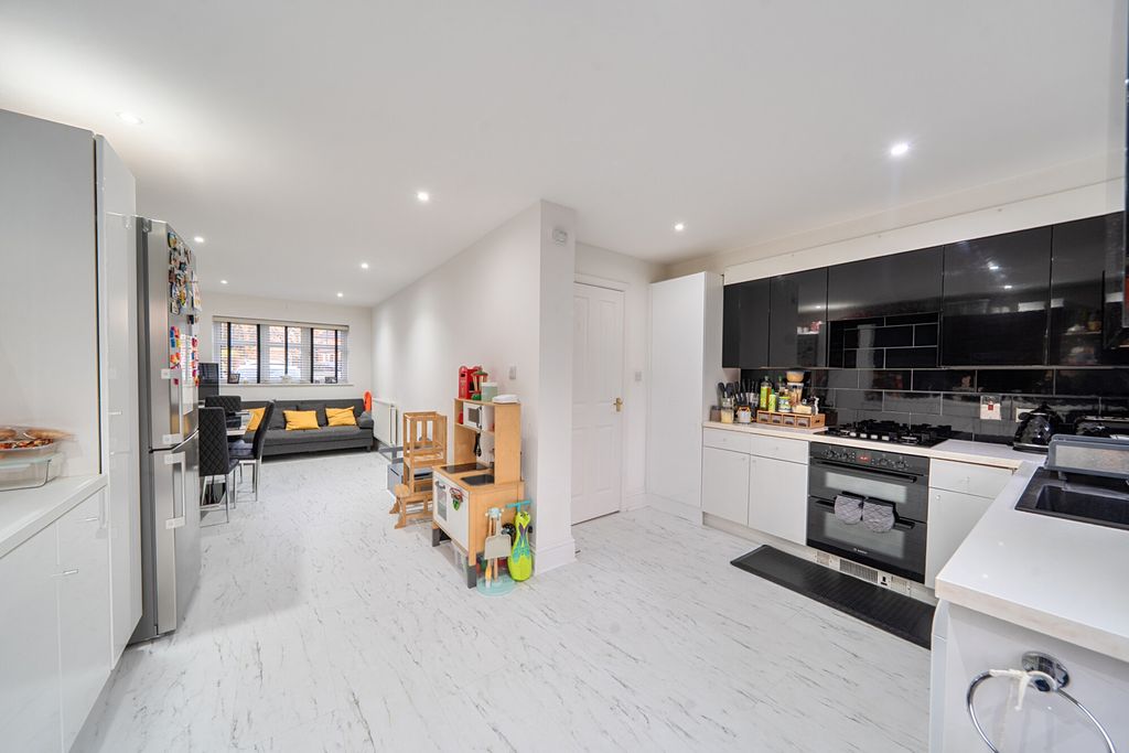 Property photo 3 of 16 1404970-4-697903B...