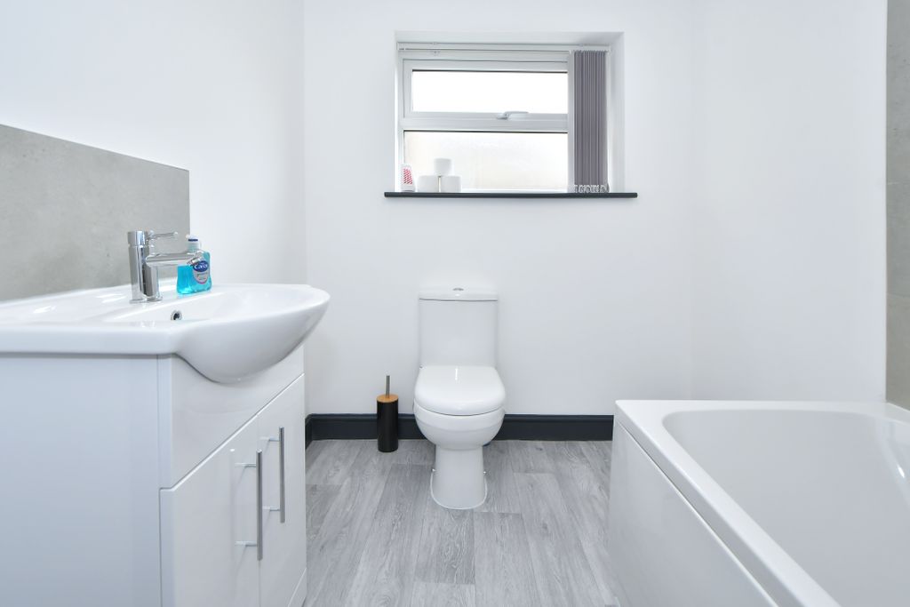 Property photo 2 of 16 Shared Bathroom