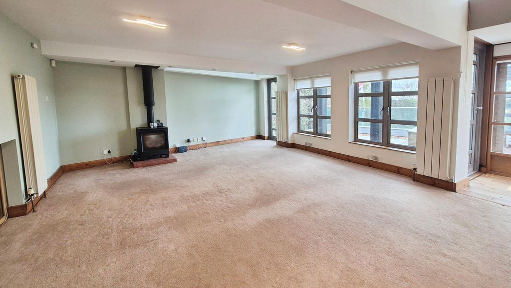 Property photo 3 of 34 Lounge