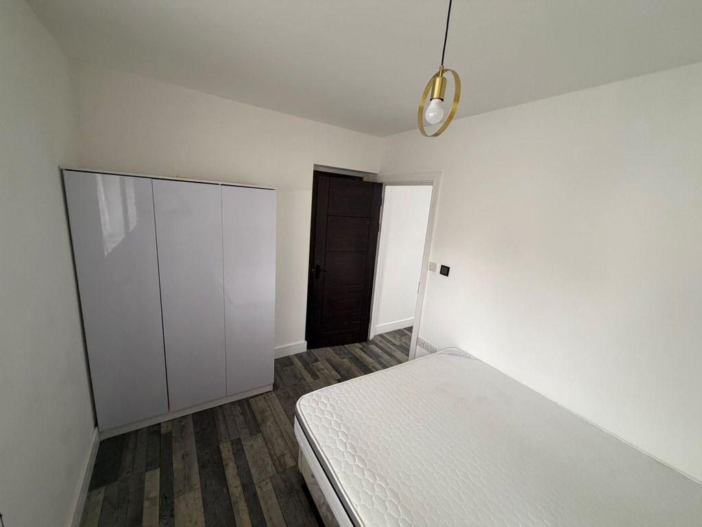 Property photo 1 of 6 One Bedroom Annex Flat Ideal For Working Couple Only- £1350