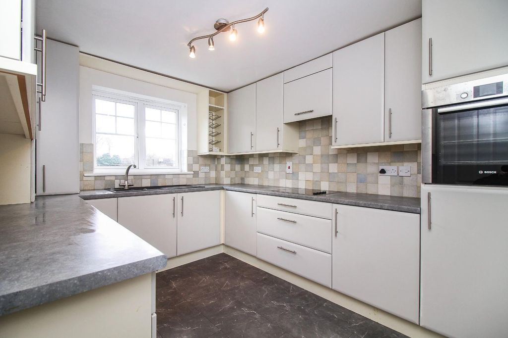 Property photo 3 of 7 Kitchen