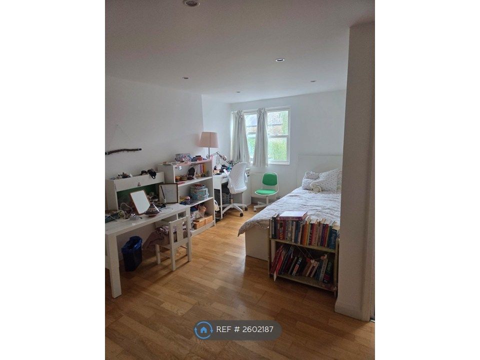 Property photo 1 of 3 Loft Bedroom £1075