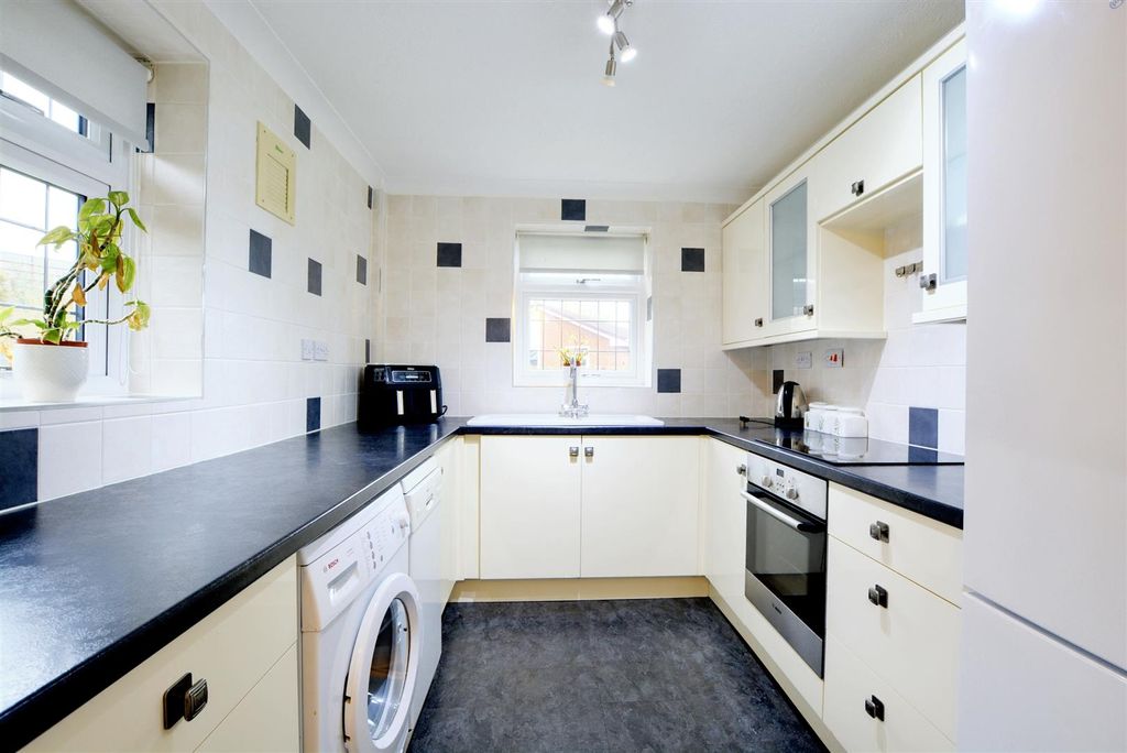 Property photo 3 of 16 Kitchen