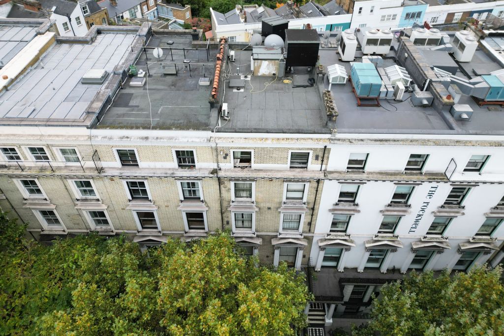 Property photo 2 of 12 179 Cromwell Road, Earls Court, London Sw5 0Sf