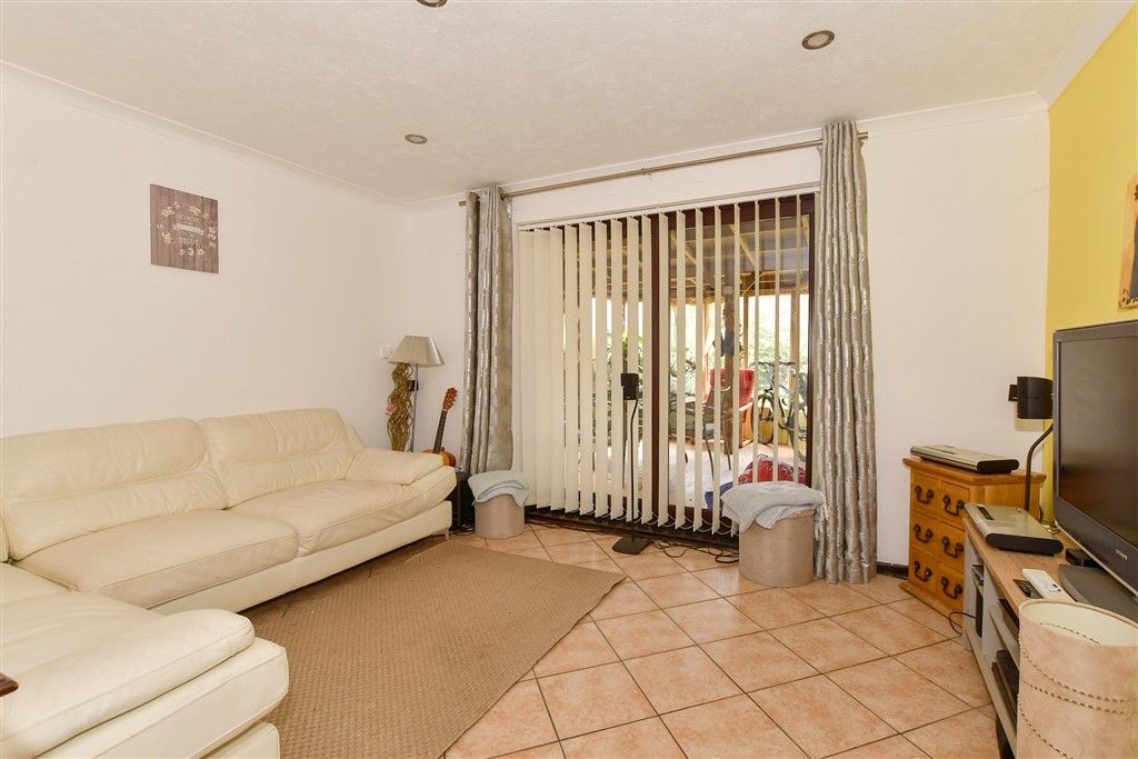 Property photo 2 of 16 Lounge